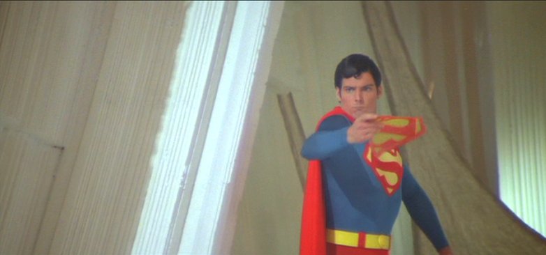 http://www.fortalezadelasoledad.com/notas/pifias/superman2/celofan1.jpg
